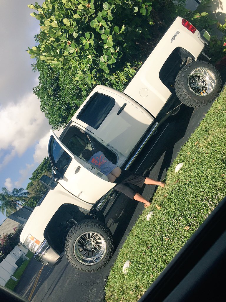 gnarlyniki's tweet photo. Man crush Monday. #DatAsssss #whenhisassisbiggerthanyours #bigass&bigtruck https://t.co/4MIqRYsDtx