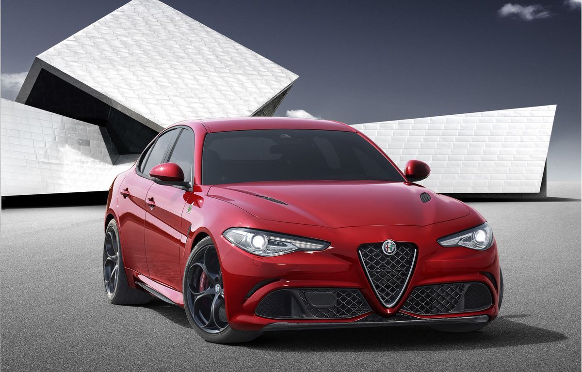 AlfaRomeo_es's tweet photo. RT @PabloFM_94: Presentación del #AlfaRomeo #Giulia. Precioso y competitivo. https://t.co/nH6nxDBICh… https://t.co/Q1FbAuwMB0