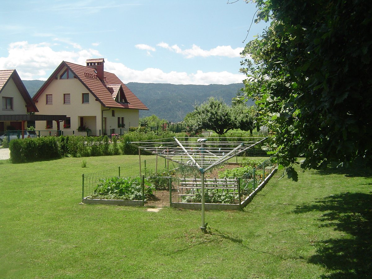 TrgBledproperty's tweet photo. Kupujete #hišo in #posl prostor #Lesce
V račun vzamejo #stanovanje, dobite pa še #parcelo!
https://t.co/YjuU1GwlM2 https://t.co/wDAsC1dOFs
