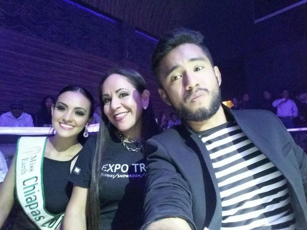 sofiaquino_agen's tweet photo. "En guapos after @EXPOTRENDY @OzunaDeborah @MISSEARTHCHIS 2015 y @homarmerino @sofiaquino_agen @TuxRecomienda https://t.co/WS077CTTcb"