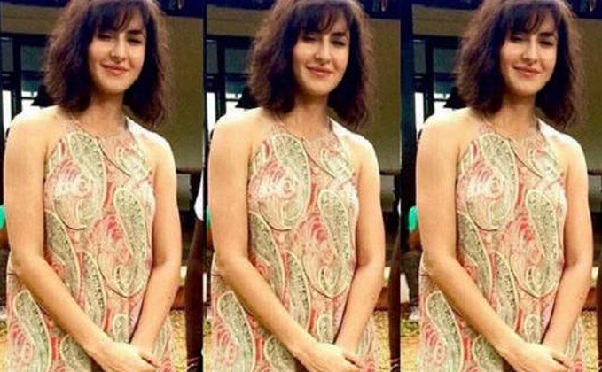 Koimoi's tweet photo. Leaked : #KatrinaKaif’s Short Hair Look From #BaarBaarDekho https://t.co/yFkXtRn1Yd https://t.co/xDIZ2x9Ymf