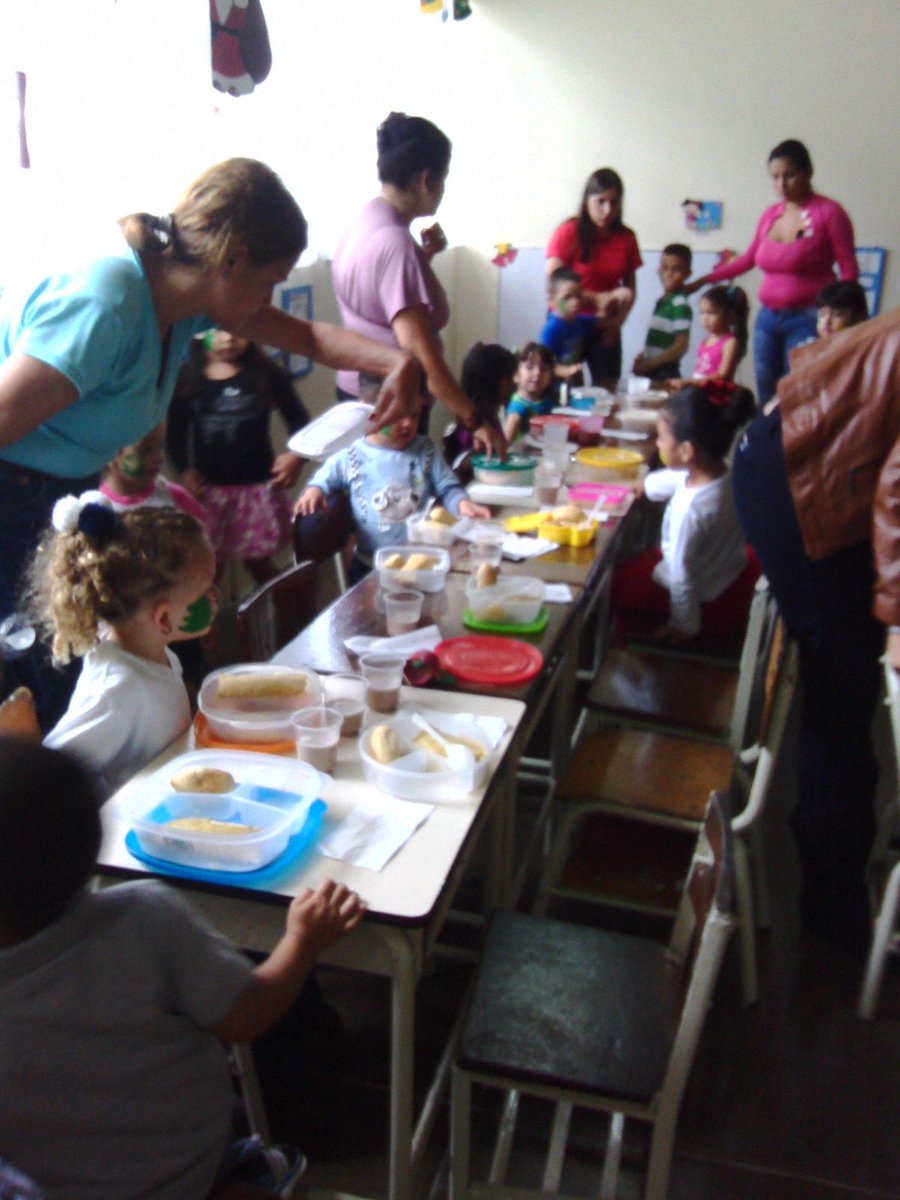 CEILaVictoria's tweet photo. Almuerzo navideño con los niños y niñas de la Institución @vimi3v @MunicipioSC https://t.co/PDCkKqXwCr