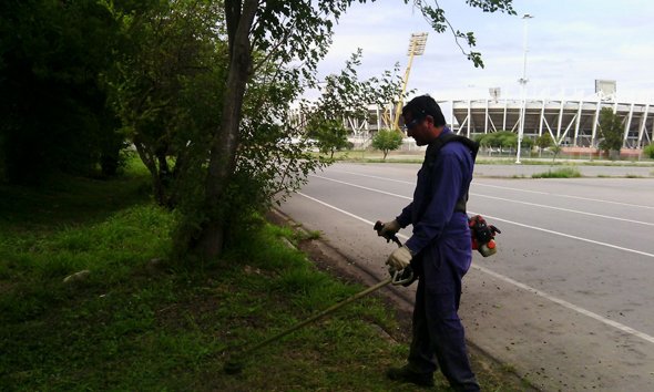 MinSPcba's tweet photo. Dir Asistencia Ambiental #SecDeAmbiente desmalezó y limpió el Parque del Estadio Kempes durante el fin d semana https://t.co/UlkrRyM0kz