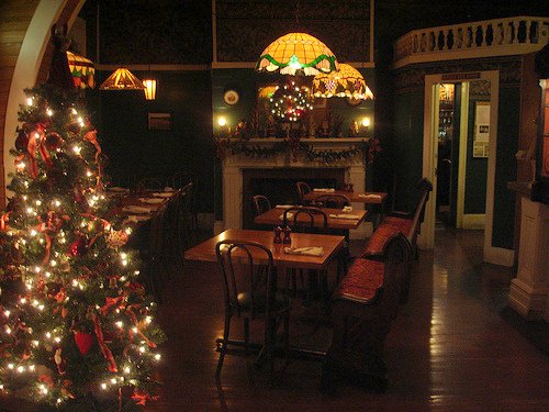 RoguesHarborInn's tweet photo. Finished #Holiday decorating today- the inside at least. #flx #twithaca #ithaca #eatlocal #shoplocal https://t.co/JKoh6Wd4n3