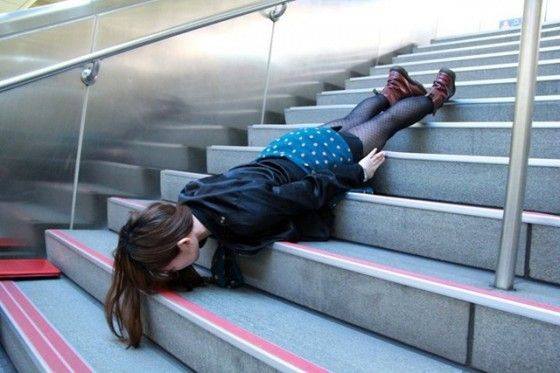 Сон мама упала. Человек лежит на лестнице. Девушка лежит на ступеньках. Девушка лежит лицом вниз. Человек на ступеньках.