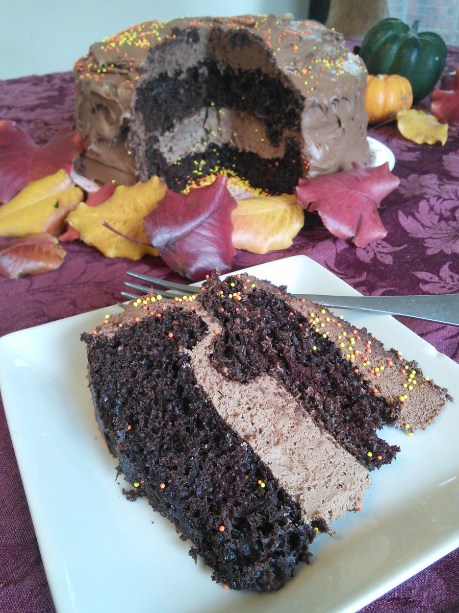 momknowsbest15's tweet photo. This cake is so delicious! So easy to make to with the Fill & Flip pan.#MadeWithLoveCooking https://t.co/fJEbFRjHqx https://t.co/LYr66oGuJ9