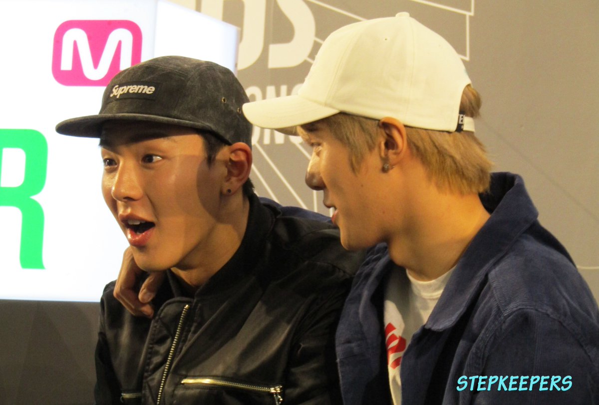karmanmirl's tweet photo. 151130 MONSTA X @ Hollywood Plaza 
#MONSTA_X #몬스타엑스 #민혁 #셔누 #SHOWNU https://t.co/Q2v5pTTNMV