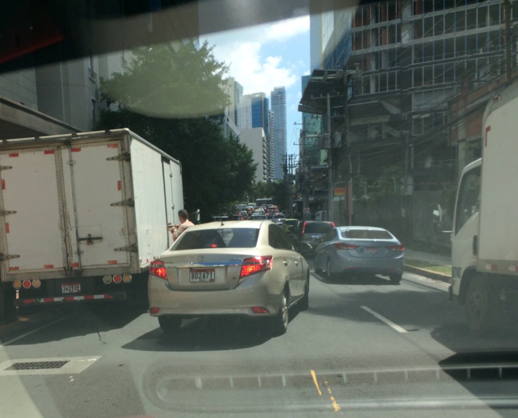 RethinkPanama's tweet photo. @BlandonJose hoteles sin área de descarga ocupan un carril vial #Bristol. Solución? https://t.co/Om1ZShl5hg