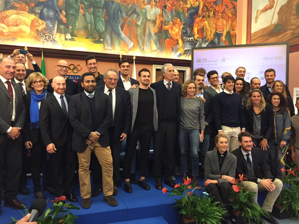 Tutti insieme per una bellissima foto di gruppo! Anche oggi facciamo squadra per lo sport! #Alleniamoildomani