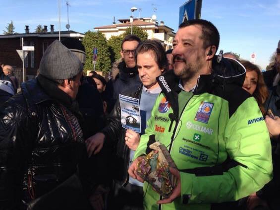 blu_ninive's tweet photo. @matteosalvinimi lo sa che sta difendendo una famiglia di extracomunitari, clandestini e nomadi?! #Rozzano #presepe https://t.co/serddYHhkb