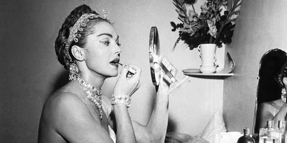marieclaire's tweet photo. 10 Makeup Secrets Old Hollywood Actresses Swore By https://t.co/yYwYHKCQZI https://t.co/G07Kq8ArhN