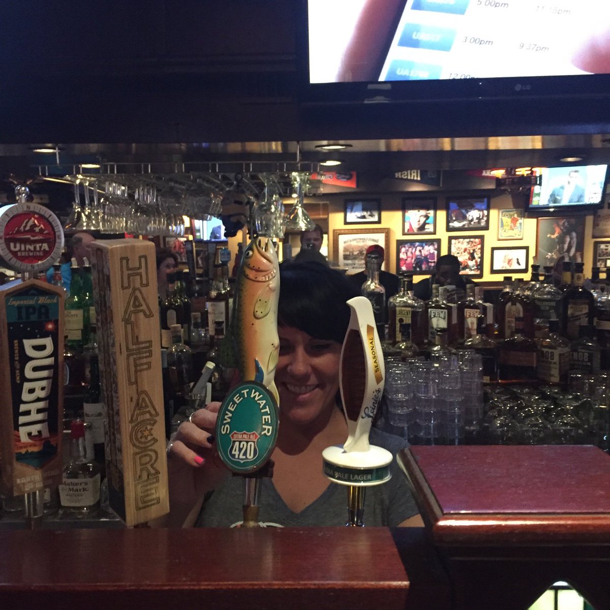 It's #openseason at <a href="/lionheadpub/">LionHeadPub</a>! Take a break from shopping w/ a cold 420