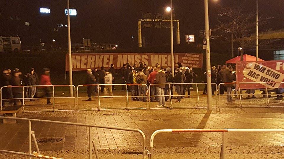 kentrail_ticker's tweet photo. Gleich 2 Evergreens rechter Demos in einem Bild.
#Wahnmache #Halle #nohalgida #hal3011 #Querfront #kentrails https://t.co/81kRsFhlZh