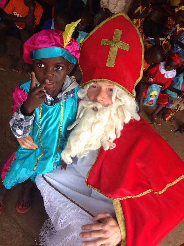 weszir's tweet photo. Sinterklaas feest in Oeganda #RTLLN #rtllatenight @HumbertoTan https://t.co/AKF7BbiJ97