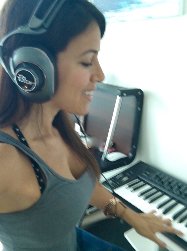ErinSharoni's tweet photo. Audio geek dad gave me his Blue @mofi headphones, built-in amp, to try. WHOA bass. @BT I then saw u love these too! https://t.co/aXGdyztayl