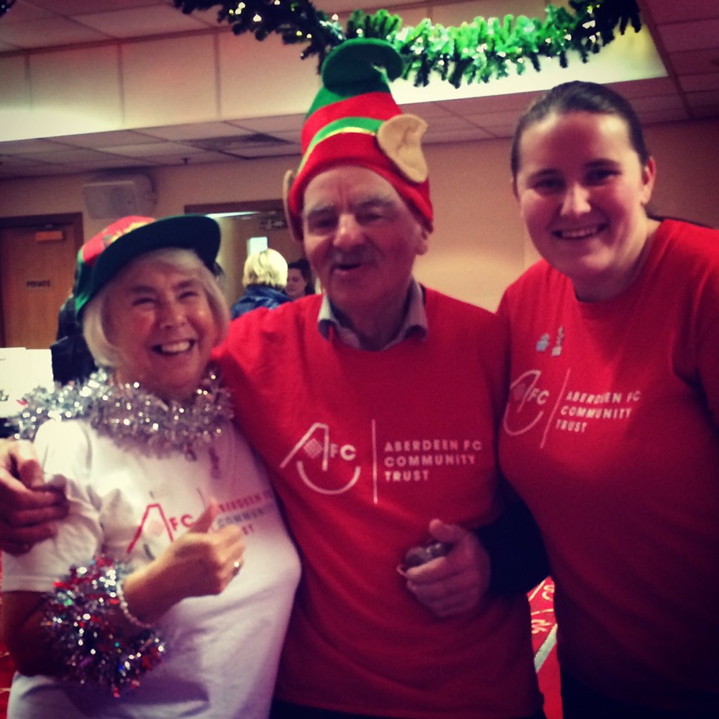 AimeeSpalds's tweet photo. Made my night getting a photo with the legend that is Alec Rennie!@AFCCT #ChristmasShoppingEvent #MidgieMan https://t.co/4YXqhKX0Nh