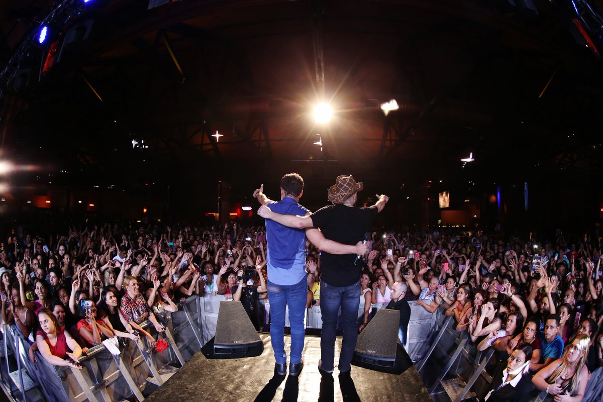 zcloficial's tweet photo. Turma de #SãoPaulo quem curtiu a festa da @radionativa​?? Foi demais! Valeuuuuuu!!! #ZCL2015 #PéNaEstradaZCL https://t.co/Uthd0dimVm