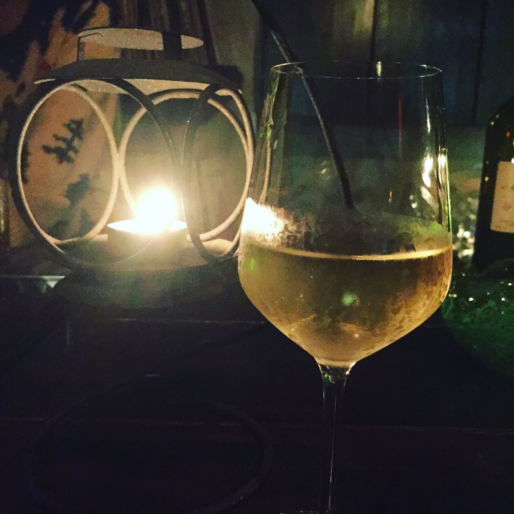 saaraadaa's tweet photo. ストレス溜まりすぎて
1人で飲みにいったあと

炭酸水とのど飴かって
カラオケいった
高音の曲と低音の曲を交互にいれて
ノド潰すの目標に全力だしたらスッキリした
あした、仕事はやいけど頑張る
6勤がおわる(=ﾟωﾟ)ﾉ https://t.co/8e15zyFozP