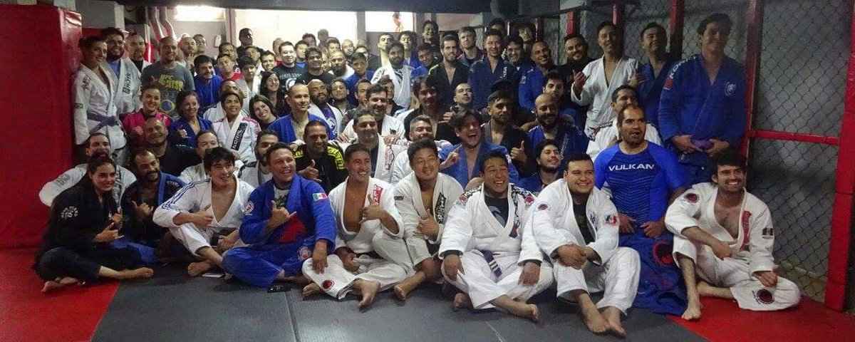 openmatmx's tweet photo. Awesome seminar with @RenzoGracieBJJ @mariodelgadorzm @rodrigokimlim #lapelchoke #ezequielchoke #guillotine #kimura https://t.co/Nr8PUjzTJD