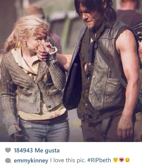 pamuok's tweet photo. Esta foto es perfecta. Norman representa a todo el fandom #OneYearWithoutBeth #bethgreenedeservedbetter 💔 https://t.co/c3fvUNjSkX