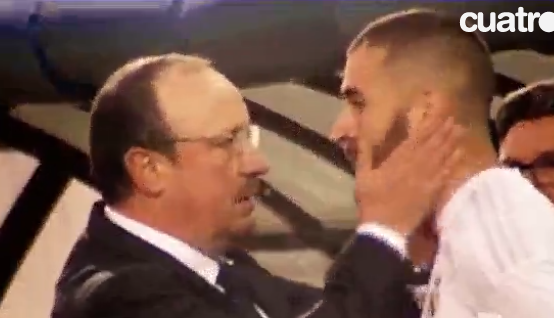 HLV  Rafa Benitez nói với Benzema: “Yên tâm đi, chúng tôi tin cậu” CVFIsY8W4AEIlrF
