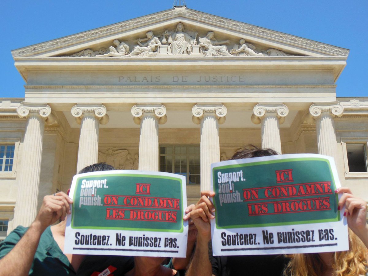 SDPcampaign's tweet photo. At the Palais de Justice in #France, people are demanding a #SupportDontPunish approach to drugs. https://t.co/Bvafe3IB3i