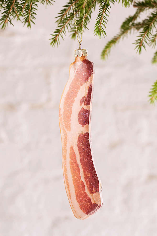 Fan de bacon ? On a trouvé un moyen de décorer votre sapin ! (en vente ici --> urbanoutfitters.com/urban/catalog/… )