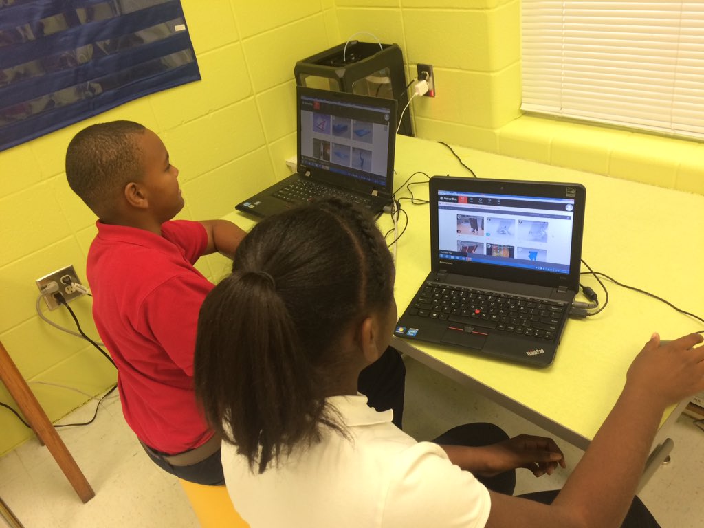 CollierColLABr8's tweet photo. 5th grade learning to customize and load and unload the filament with the 3D printer @MaryBAustin #AustinInnovators https://t.co/yOd9BGKzpw
