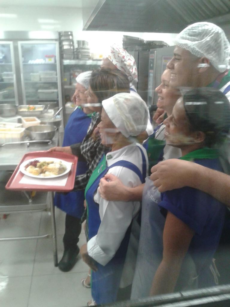 MaraMaravilha's tweet photo. Eu sou povão, amados. Vamos comer e não esquecer de agradecer todas as cozinheiras queridas do nosso Brasil!! https://t.co/nKt3SPqYjl