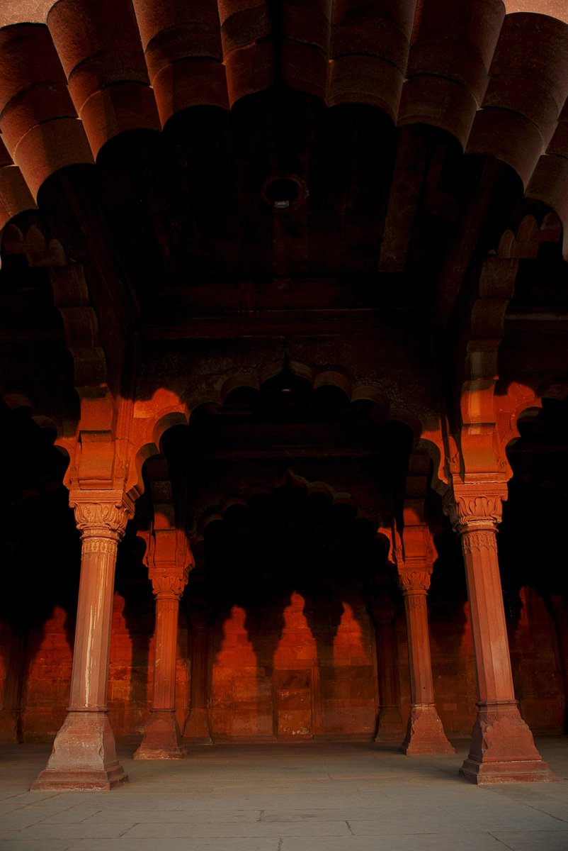 sanwahi's tweet photo. Sunset casts fiery shadows Red Fort #photography #India #architecture @TripAdvisor #travel https://t.co/71Sv9Zi8AQ https://t.co/JhlgS3iczQ