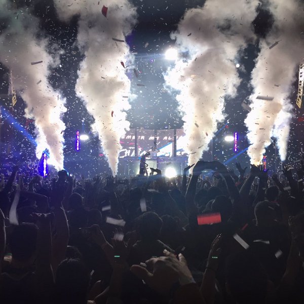 EDMChicago's tweet photo. .@justinbieber joins @TheChainsmokers in Los Angeles for surprise performance
https://t.co/k9YkKaO9Y8 https://t.co/h5WRMC0k6X
