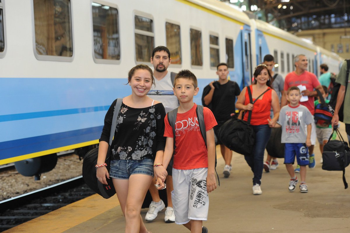 NoticiasdeAR's tweet image. Salió el primer tren 0km hacia la provincia de Tucumán prensa.argentina.ar/2015/11/30/620…