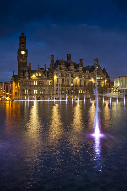 When full, the Mirror Pool becomes be a giant, reflective disk beautifully reflecting surrounding buildings &amp; lights