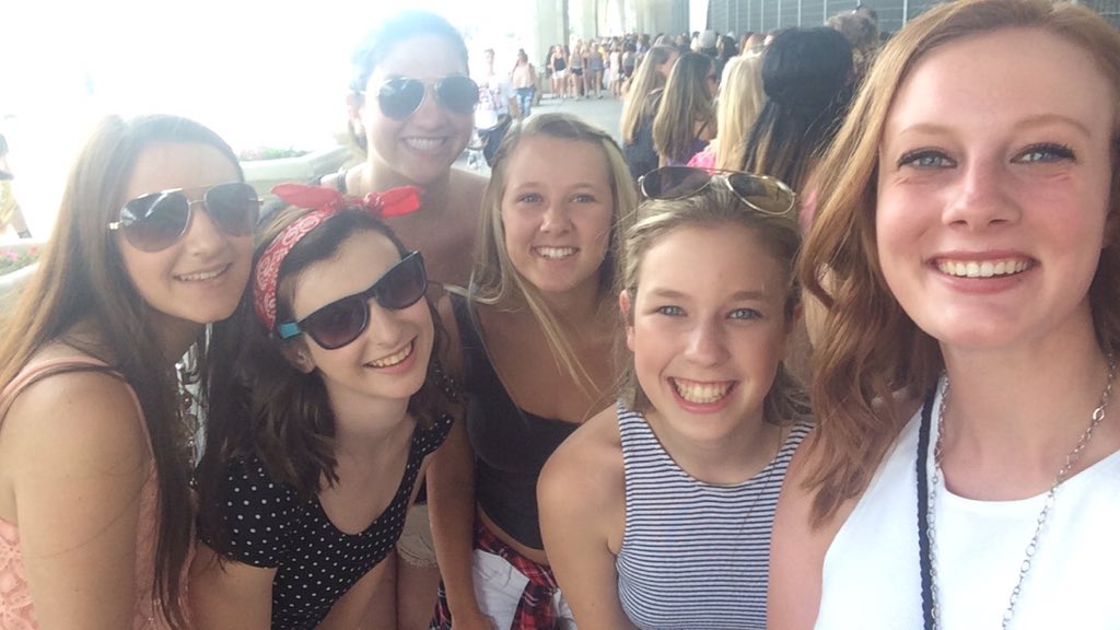 lydcamp1999's tweet photo. I miss @meganreder01 so much 😭😭😭 https://t.co/KSkUsRH9wu