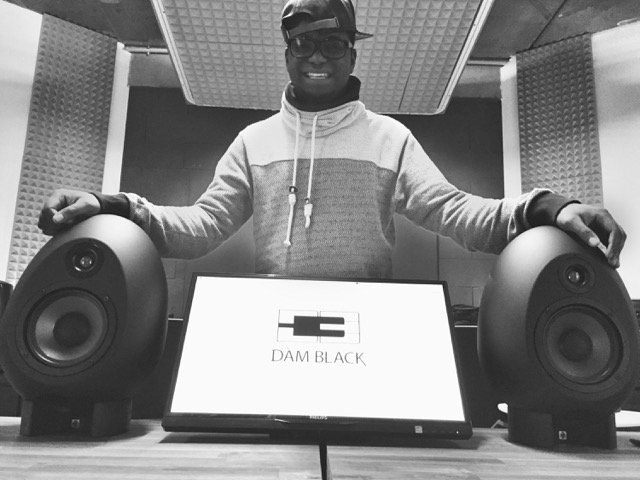 MunroSonic's tweet photo. Many thanks to Rodrigo for sending us his #EGG150 set up at @dam_black recording studio in Germany! #ShowUsYourEGGs https://t.co/VzIDY91fja