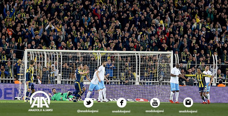 aa_spor's tweet photo. Fenerbahçe, Spor Toto Süper Lig'de 13. haftanın kapanış maçında, Trabzonspor'u 2-0 yendi https://t.co/sqhAdkTR9I