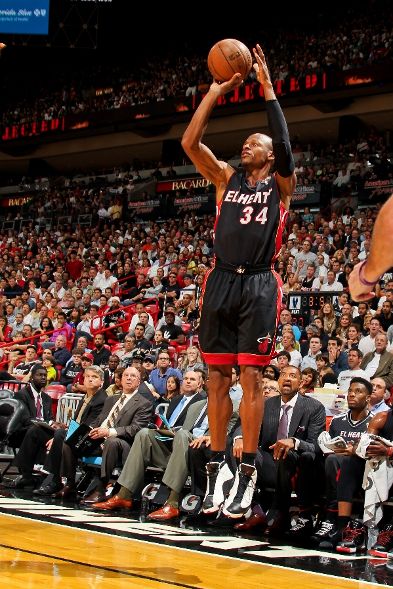 POINT3GEAR's tweet photo. Is there something to Shooting with a Sleeve? Ray Allen spent a career swishing the ball through nets. #CYBERSTUFF https://t.co/0bVTktTxpS