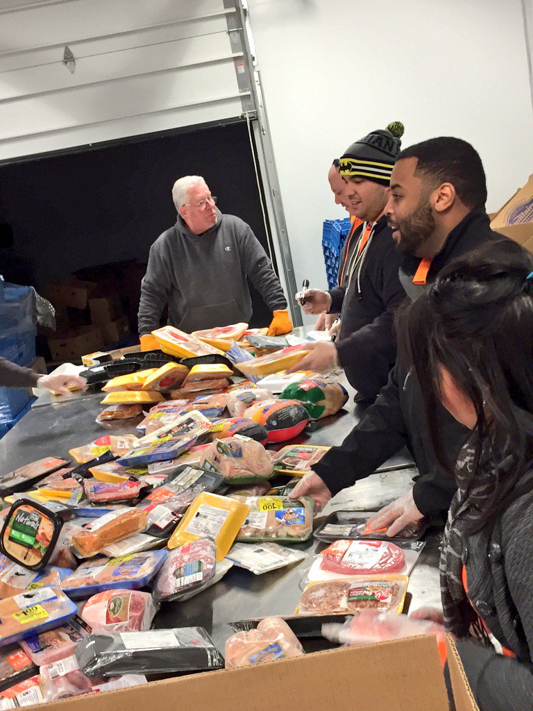 Bobby_MET_D32's tweet photo. #D32MET Leaders volunteering their time to help the @CTFoodBank sort foods for soup kitchens across the state! https://t.co/4CppdXWbYt