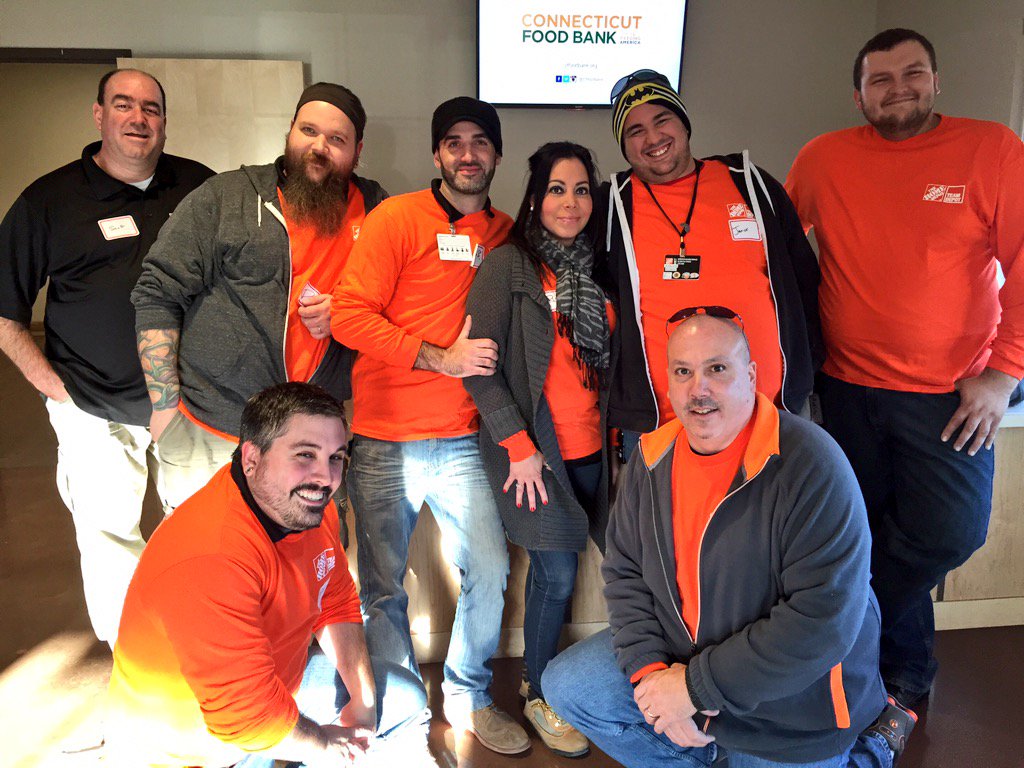Bobby_MET_D32's tweet photo. #D32MET Leaders volunteering their time to help the @CTFoodBank sort foods for soup kitchens across the state! https://t.co/4CppdXWbYt