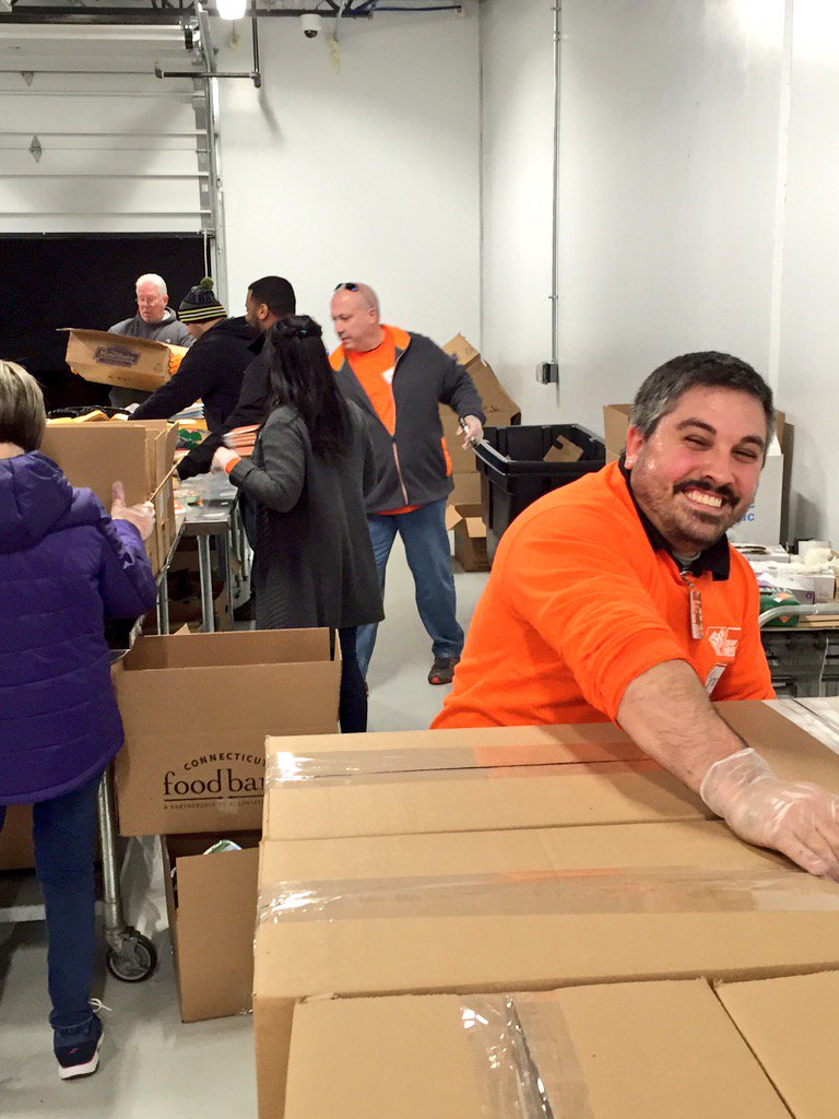 Bobby_MET_D32's tweet photo. #D32MET Leaders volunteering their time to help the @CTFoodBank sort foods for soup kitchens across the state! https://t.co/4CppdXWbYt