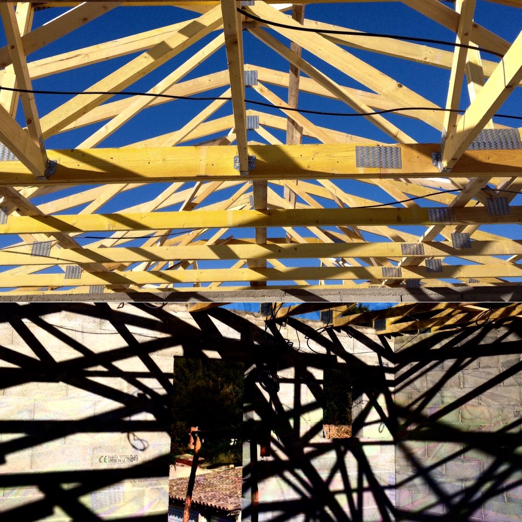 fclsarl's tweet photo. #touiite #chantier #charpente #fermettes #ciel #bleu #vent faible #inprogress https://t.co/CwMkFlcjgT