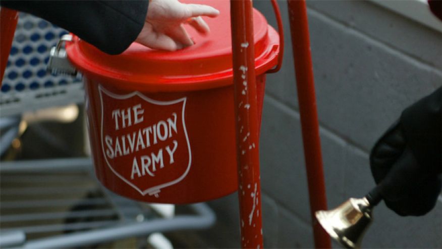 FoxNews's tweet image. Couple donates $500,000 to Salvation Army by dropping check into Minnesota kettle  fxn.ws/1PobAAR