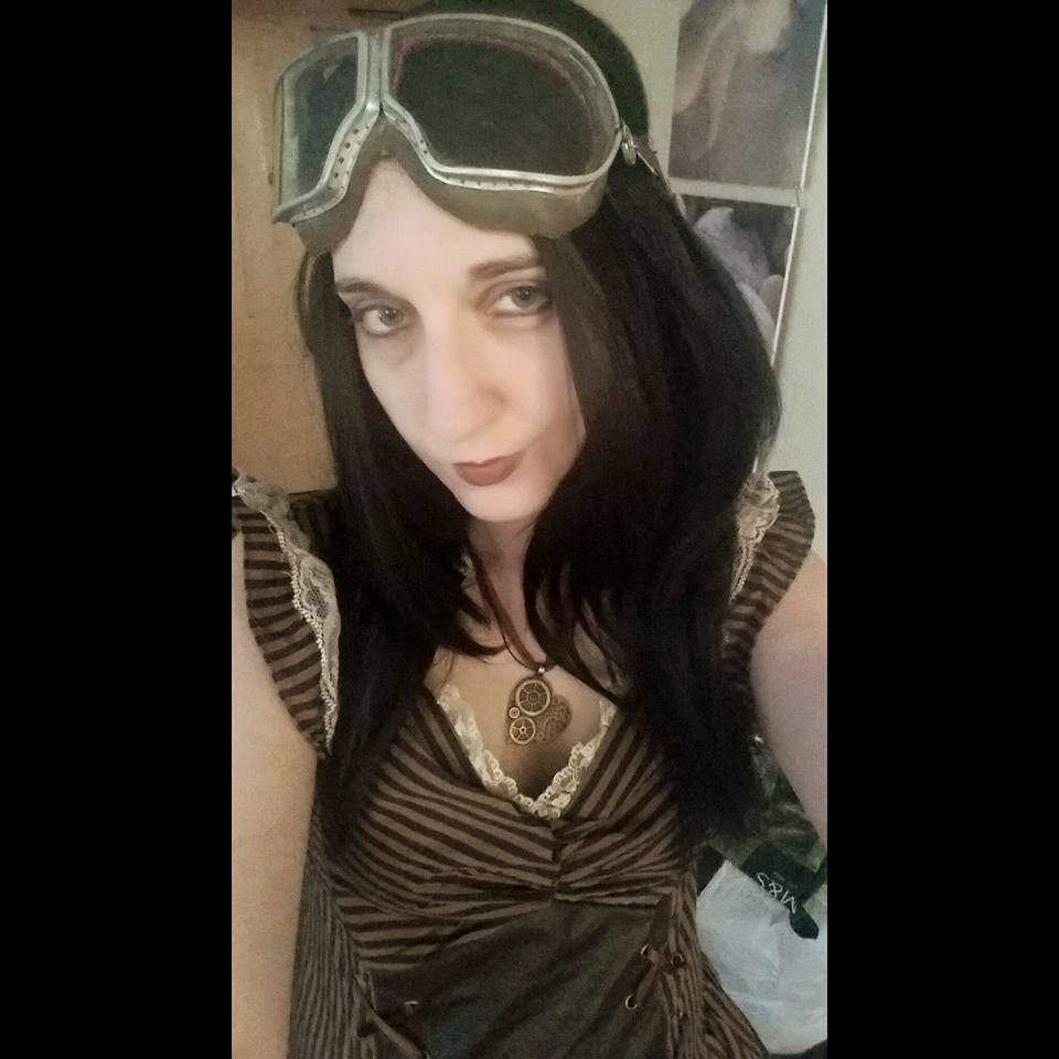 CosmicCosplayUK's tweet photo. #Steampunk style with my new dress and some real #aviatorgoggles. The #cog heart #necklace I made myself #selfie https://t.co/f2oomptmZU