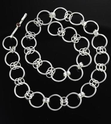 Mark your calendar for Medfield’s new holiday stroll highlights the arts and more!

bostonglobe.com/metro/regional…