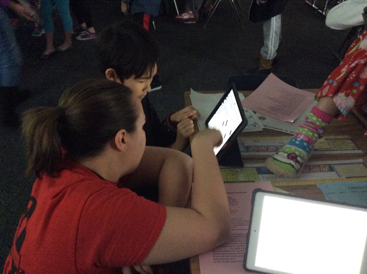 teachbleggett's tweet photo. @rhsherma 5th graders having fun competing in a #mysteryskype with @SunnyLibrarian 5th grade in Oregon. #Rockets512 https://t.co/nmp3ym4EB8