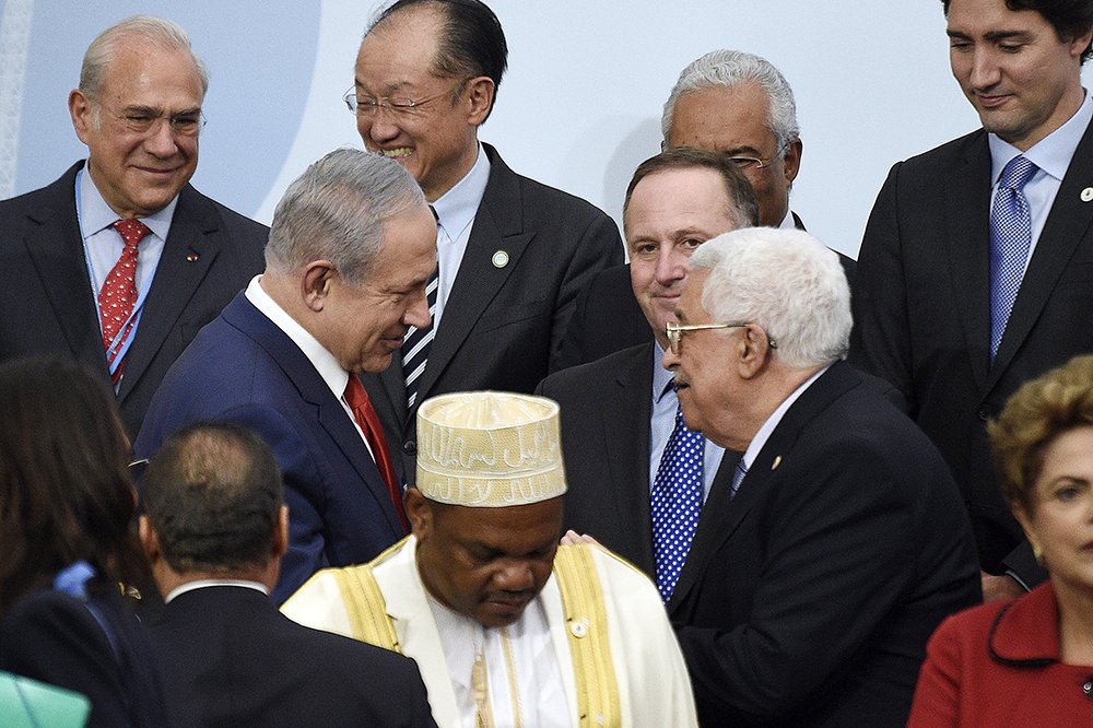 NBCNewsPictures's tweet photo. Netanyahu and Abbas exchange rare handshake @ #ClimateSummit https://t.co/XTnZr5beOo 📷 @MartinBureau1 via @AP_Images https://t.co/qEJ1YVE2uV