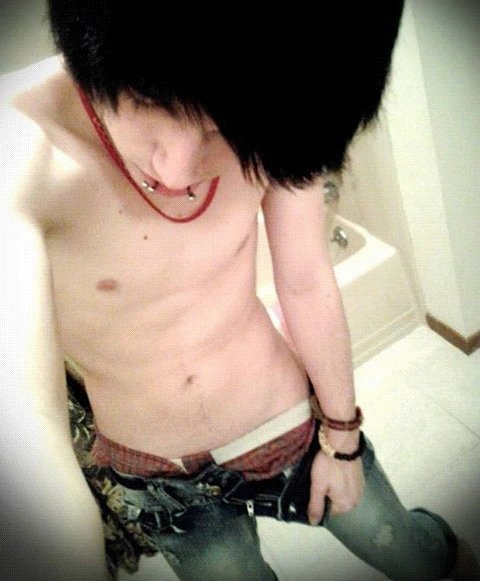 Hi there,I'm Brendon and i'm 21 years old.I'm BI.I have a daddy kink and i like to spoil my kittens. RT for me💖