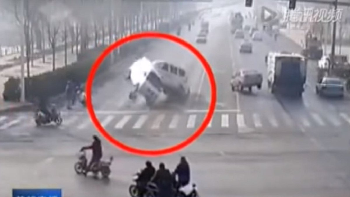 Chine: la mystérieuse lévitation de trois véhicules bfmtv.com/international/…