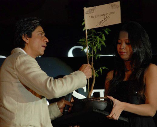 fatmacoskun1982's tweet photo. #SRK_Tree  
@iamsrk 
@SRKTurkeyFC_CFC
@SRKCHENNAIFC 
@SRKFC_Russia 
@SRKUSAFC_CFC https://t.co/qNVf7j93ra