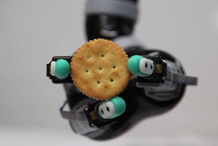 RomotiveJP's tweet photo. SynTouch's robot arm can even hold a cracker! https://t.co/vo5USNFoxd Romo is programmable iPhone #robot #STEM #IoT https://t.co/fFR1WD3ksh